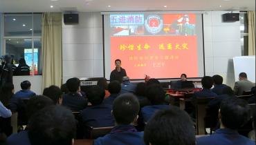 尊龙抖圈官网邀请福建省消协消安防火宣传中心主任教官为员工作消防安全培训